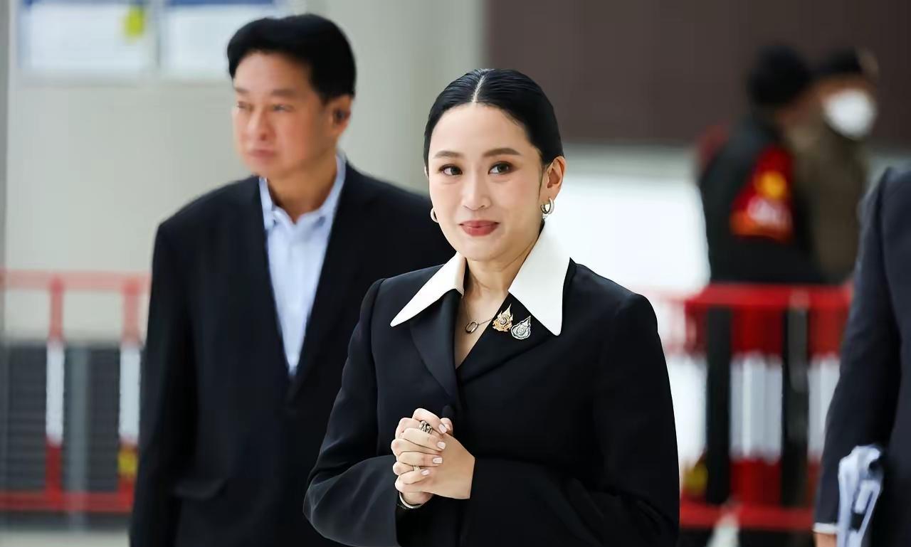 泰国的原总理曾经的文化部长，现在的为泰党党首佩通坦这时候发现了一个严重的问题。他