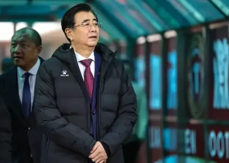 宋凯想开放外援，结果招到足球圈大部分人反对。中国足球每况愈下的原因是足球圈既得利