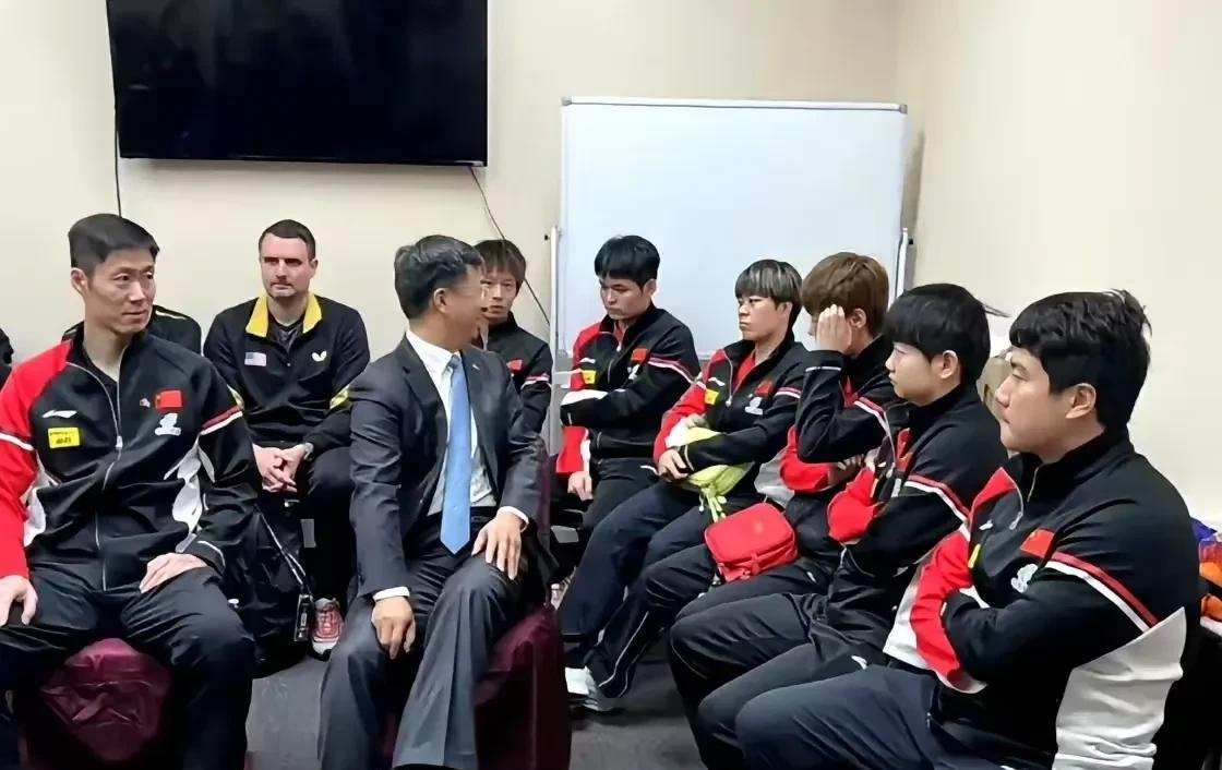 和王励勤坐一起看比赛，莎莎、曼昱、大迪、石头、大胖所有人都苦瓜脸，班味十足。以