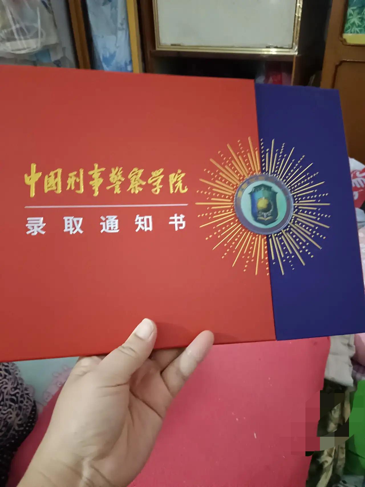 女儿的录取通知书收到了，女儿提前买好一瓶冰镇红茶，封好一个十元的小红包，嘴里连声