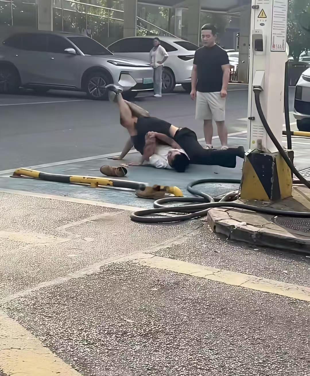 为个充电桩这么打未免也太不值了……