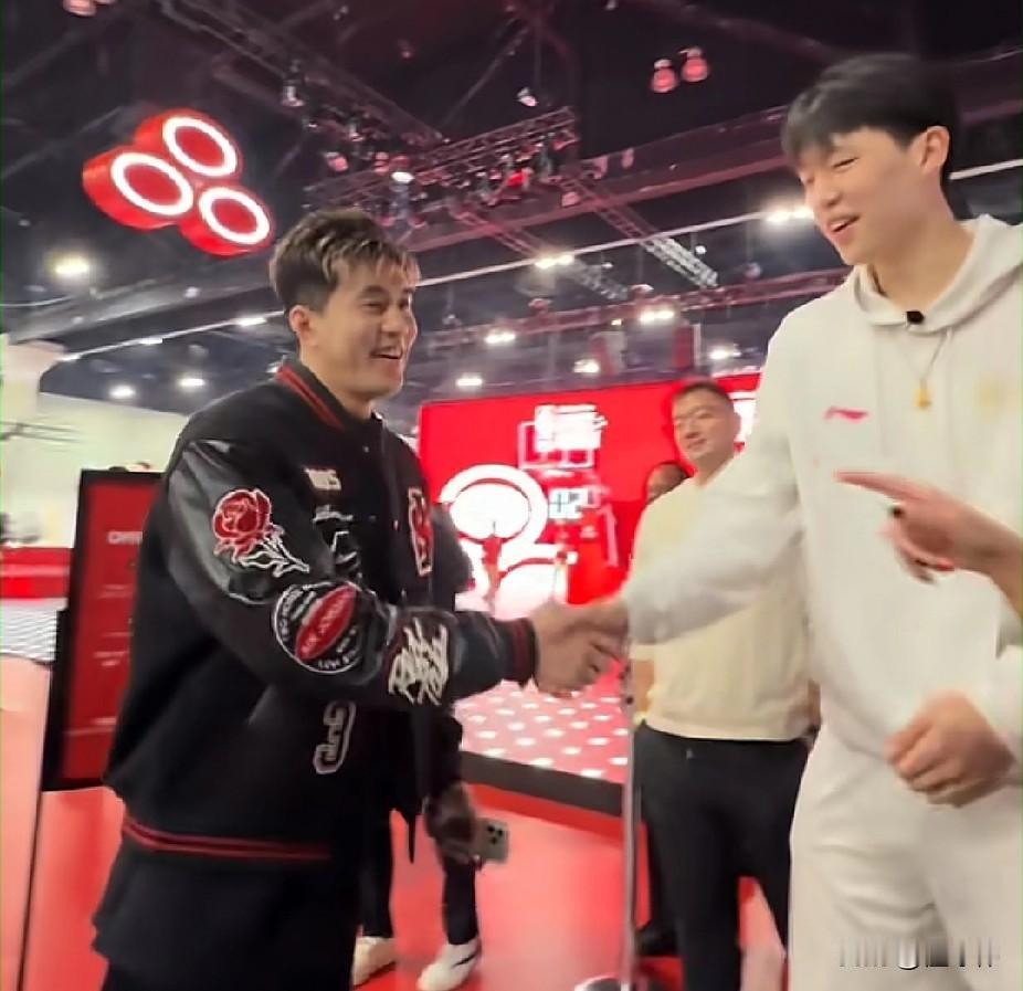 开心！杨瀚森谈郭艾伦：“见到伦哥很开心。”“我们一起比试了三分球。”