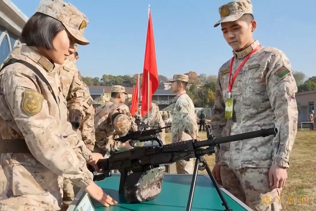 陆军步兵学院第五届“精英”射击邀请赛活动上展出的201通机（p1、p2）和西部试