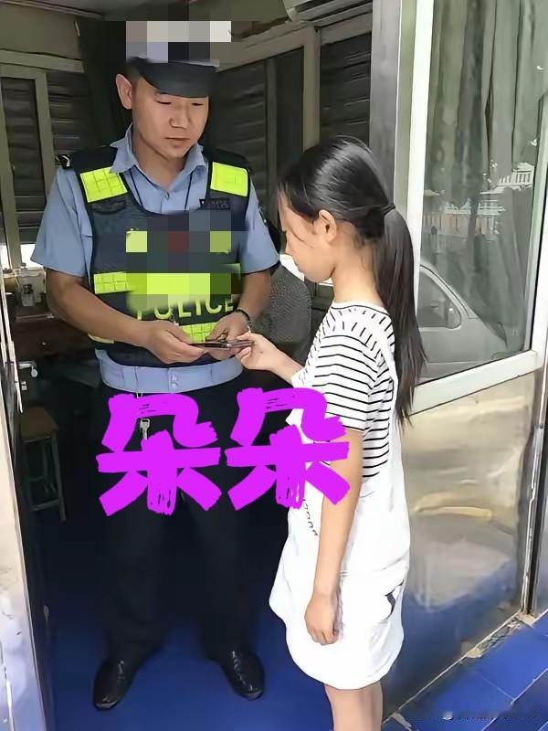 南京，一小学生捡到手机主动交到交警岗亭，失主取回手机时意外发现女孩走路一瘸一拐，