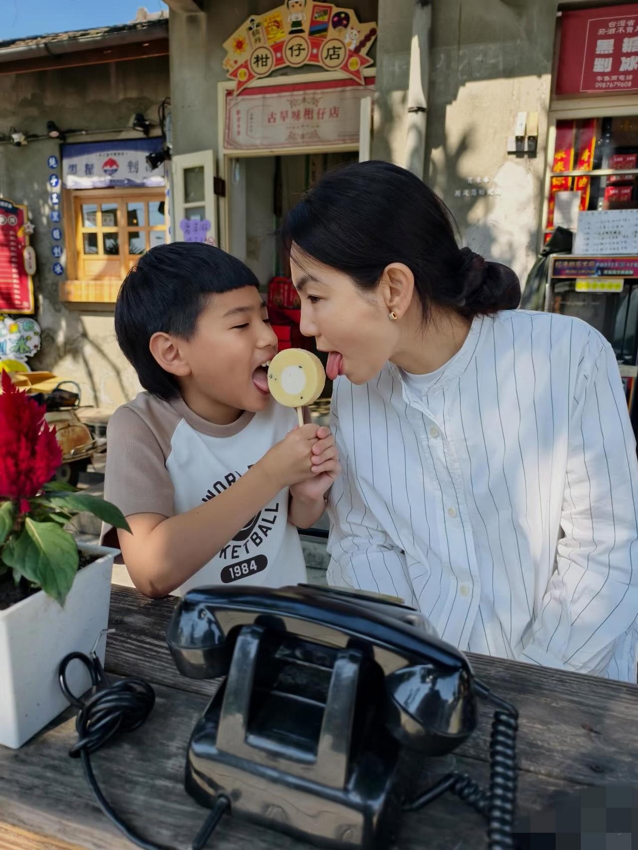 陈嘉桦回台湾省屏东县过年，曝光儿子近照，说明娱乐圈明星夫妻闪婚也有可能是长久地幸