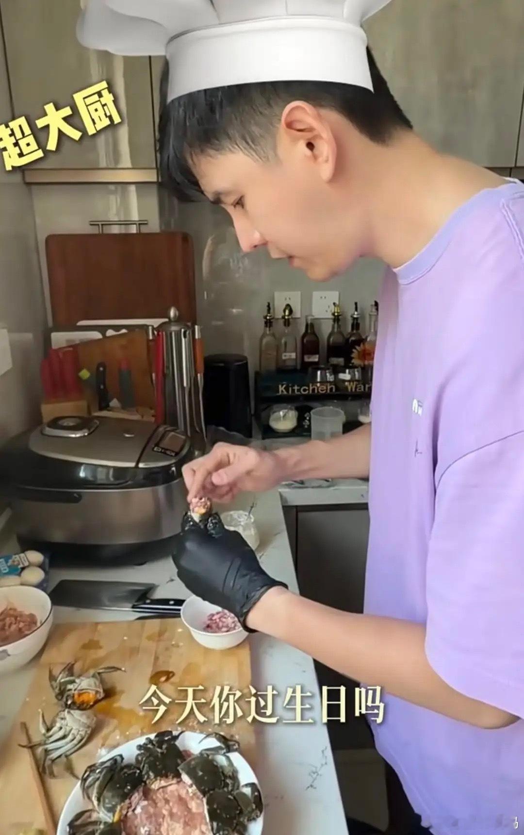 小李琳46岁生日变成家里团宠，经超和老丈人一起下厨，一个做鱼和丸子，一个做螃蟹，