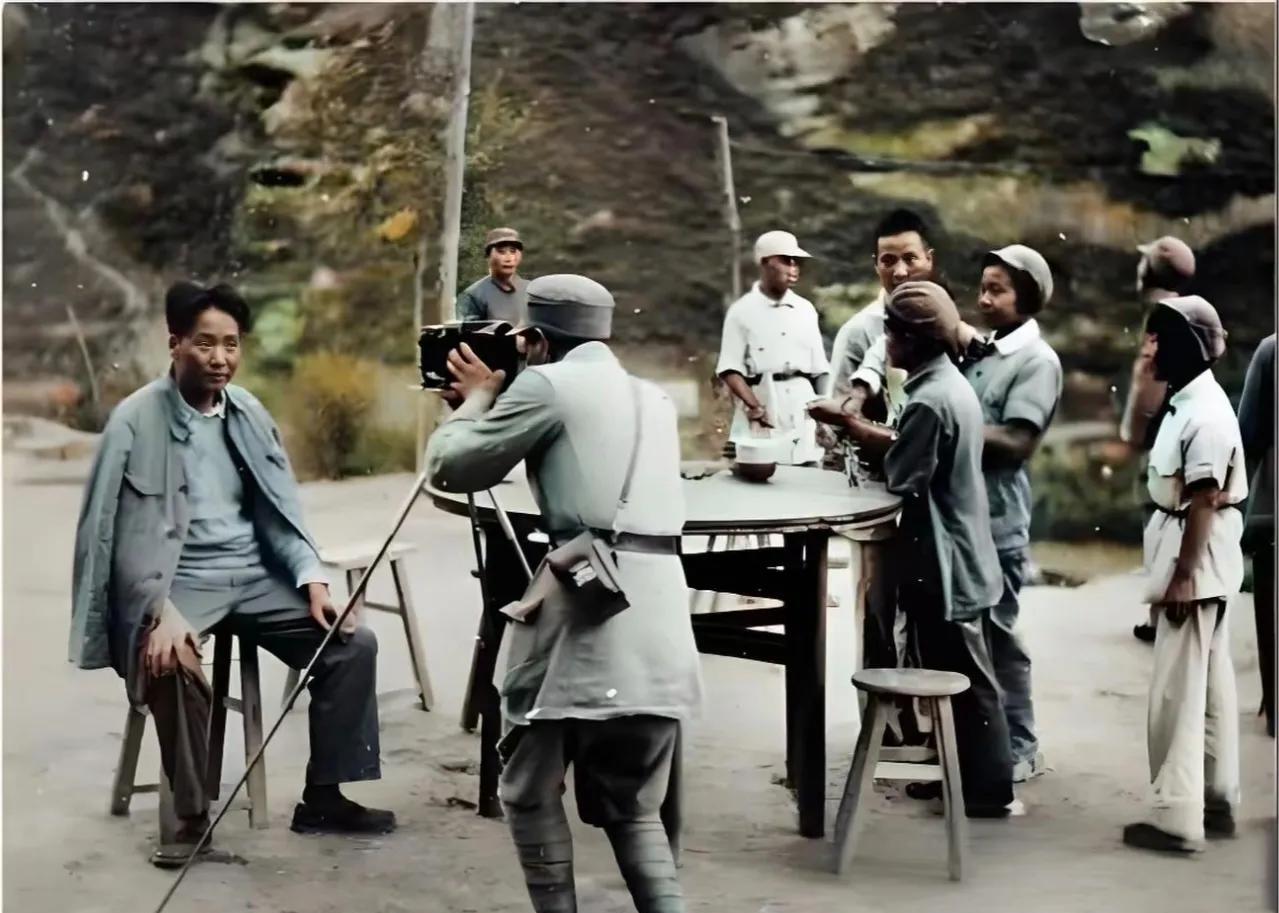 1943年，知名摄影家吴印咸为伟人拍摄了一张具有重大历史价值的照片。在这幅画面中