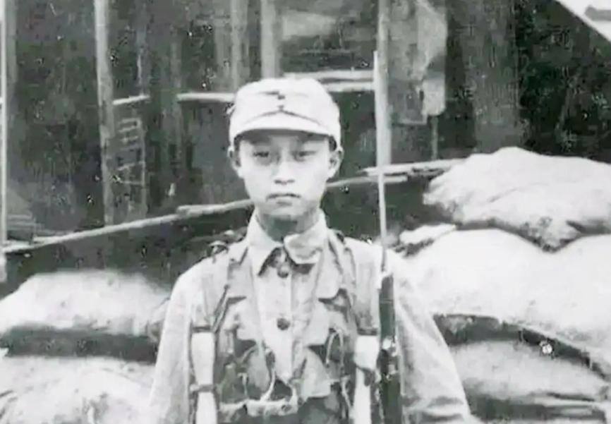 1938年，台儿庄战役，16岁的“狼兵”韦容松正在巡逻，途中他碰到了由6名日军组