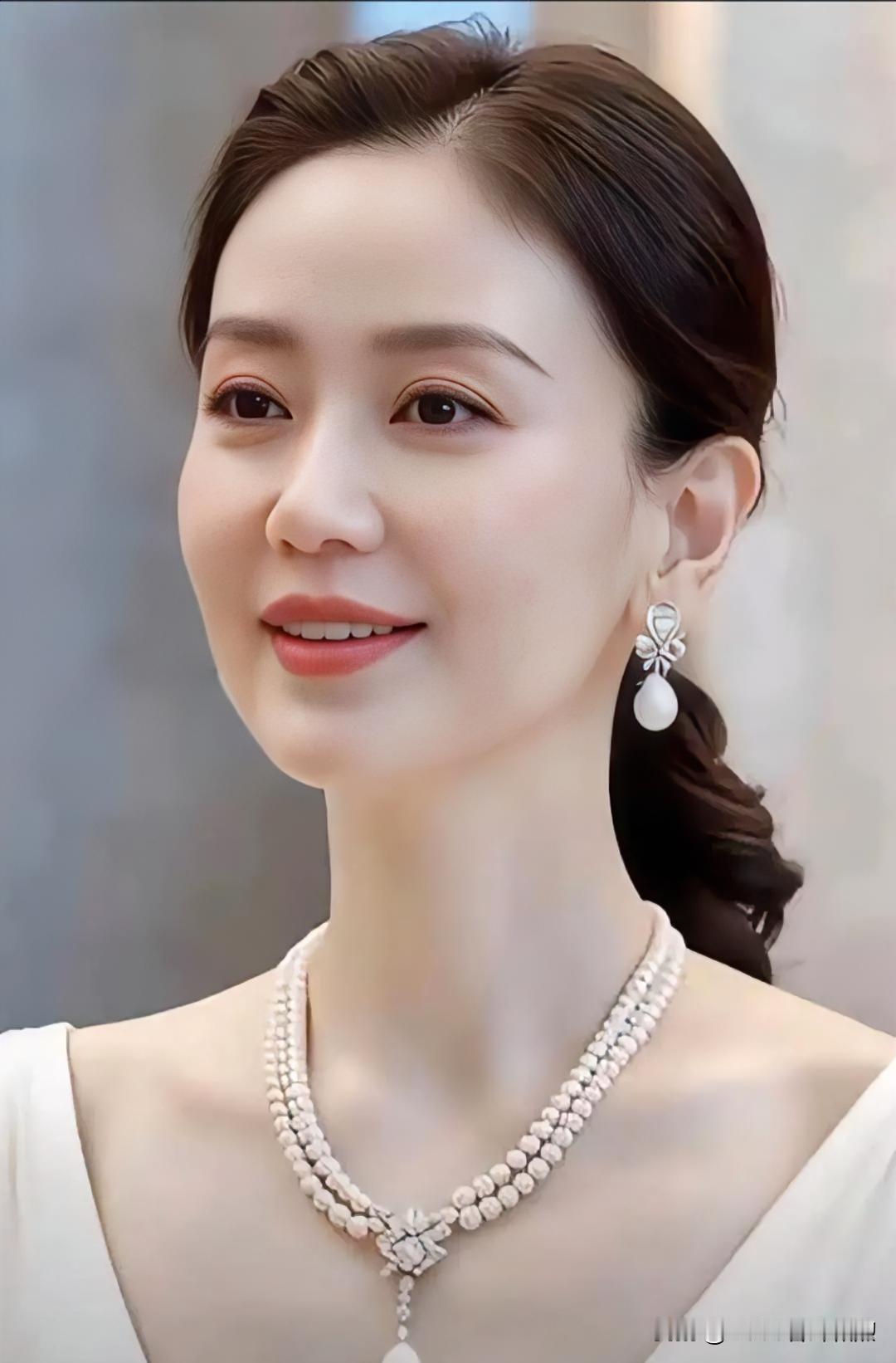 珍珠凝露，笑意温婉，尽显岁月从容之美。