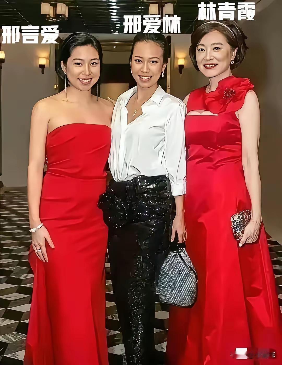 看到一身红衣的林青霞和两个女儿的合影，不得不说她老公基因太强大，俩女儿五官脸型都
