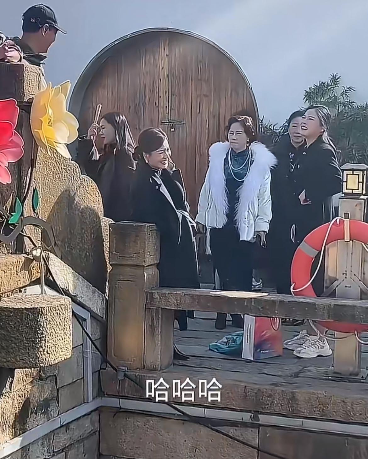 一群中年仙女手机掉不慎掉河里了，请人捞，一个小伙自告奋勇下河去捞，但是提出要80