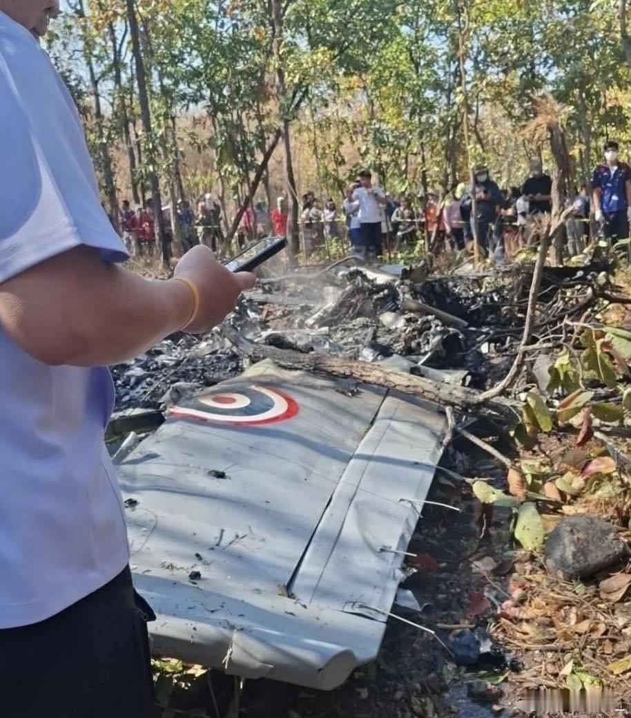 泰国空军一架隶属于第41联队的AT-6TH轻型攻击机今天上午坠毁，两名飞