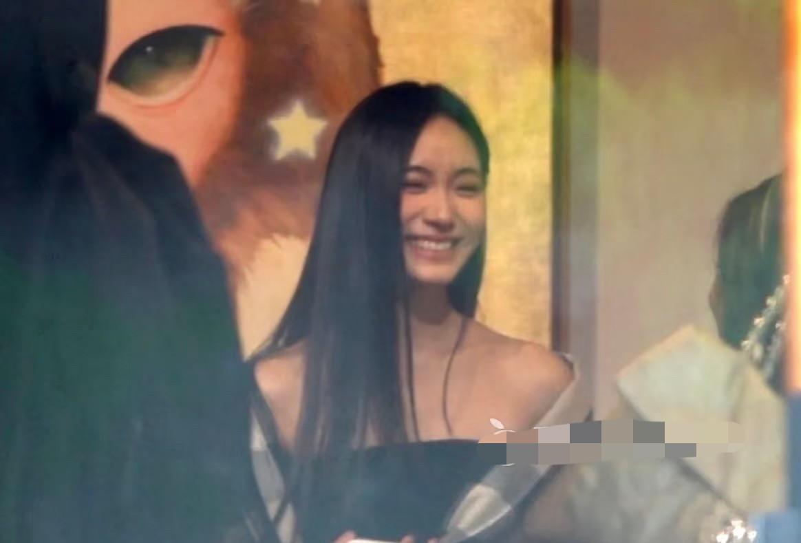 小s的二女儿lily今天画展开幕！爸爸许雅钧妈妈小s纷纷现身，一同支持女儿！