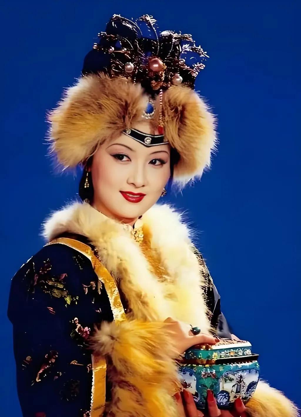网友提问红楼梦中王熙凤为啥宁可得罪王夫人，也要顶着金玉良缘，偏帮宝黛婚事？这背