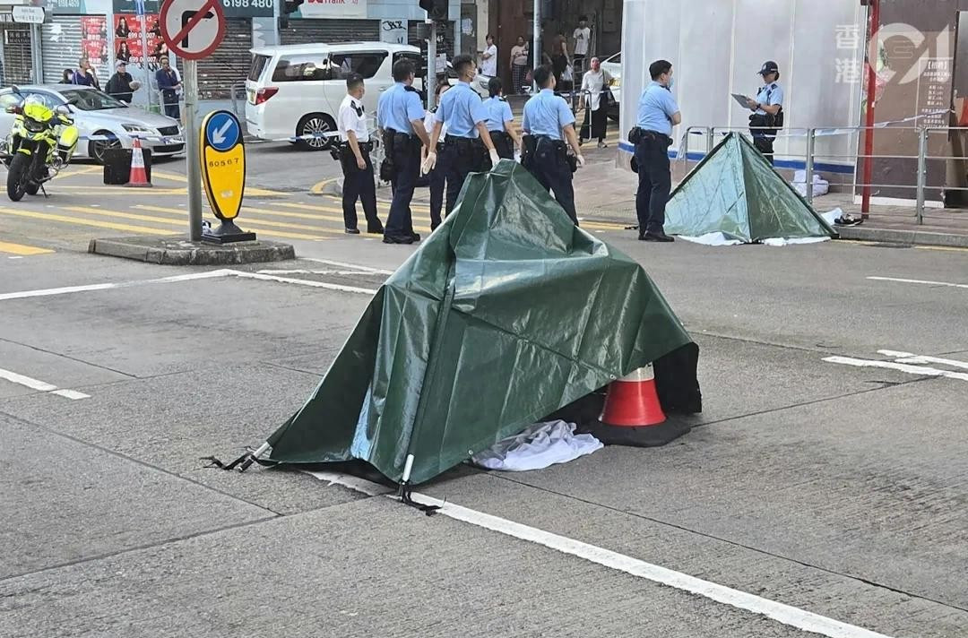 香港又传来一个震撼消息。88岁的老导演唐佳，从高楼一跃而下，当场身首异处
