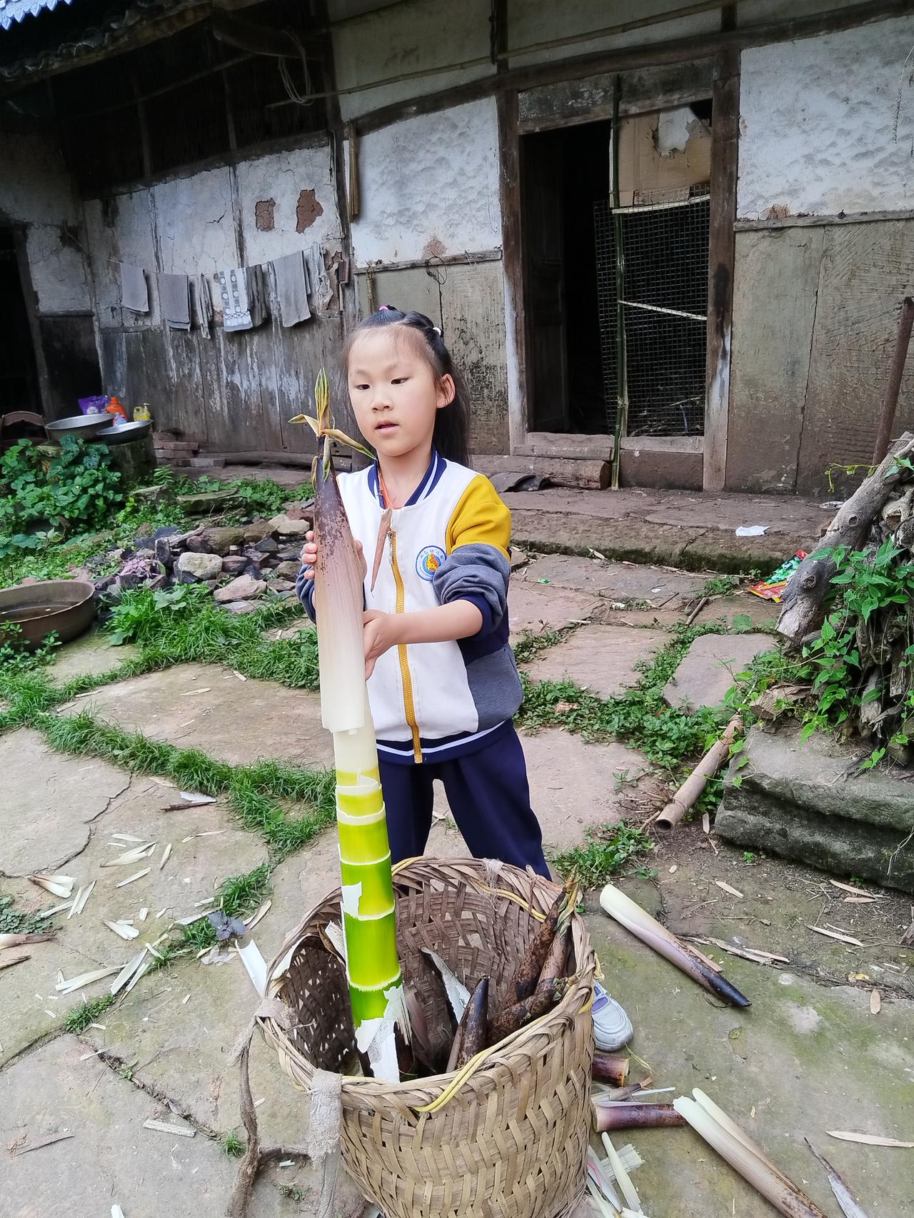 城里娃回农村，秒变“剥笋大师”这个五一，没有挤景区，带6岁的莉婷回了乡下老家。