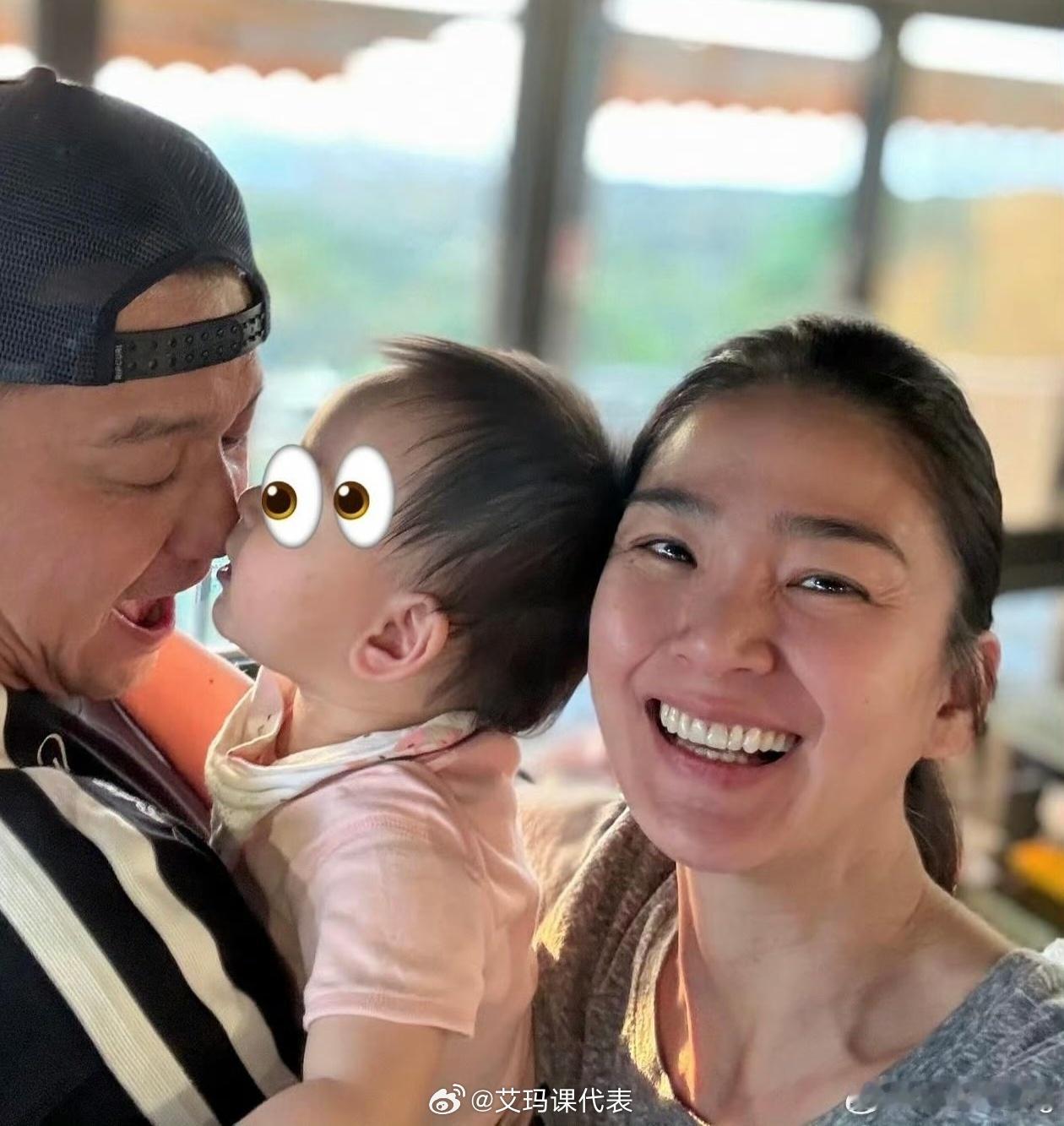 洪小铃晒一家三口合照洪小铃女儿近照洪小铃晒一家三口合照，好温馨的一家
