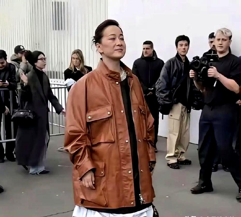 贾玲衰老成这样子了吗？刷到她近照那一刻，我确实愣了一下。记忆里还是那个在舞台