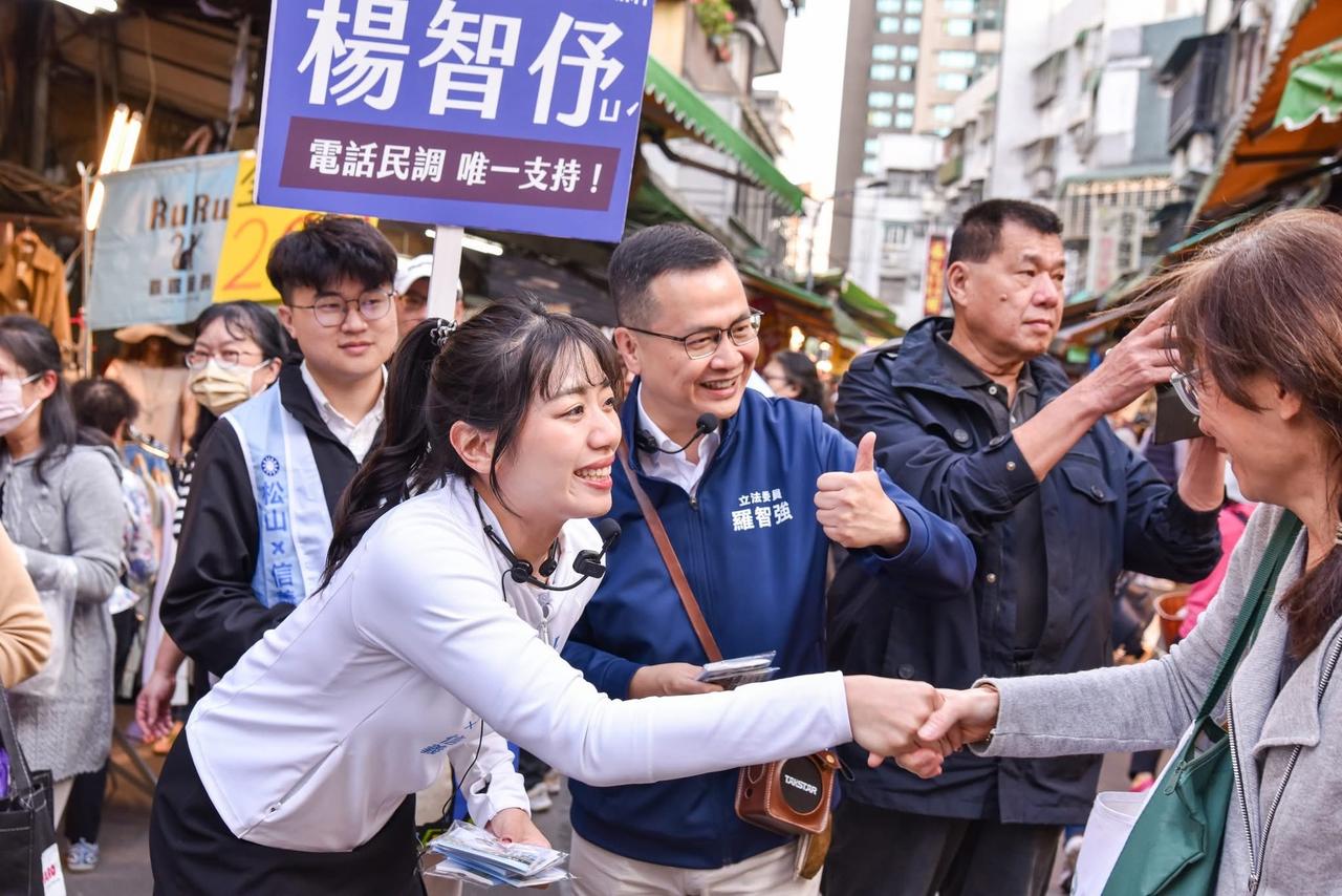 国民党立委罗智强今（27日）在脸书发文表示，前发言人杨智伃就是下一个徐巧芯！一个