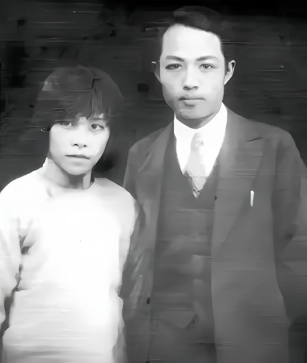1898年，北京黄家大宅里，一个刚分娩的贵妇指着襁褓中的女婴嘶喊：“快把这个灾星
