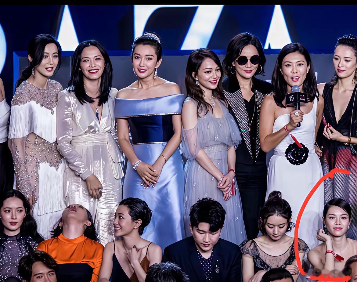 多年前的钟楚曦也是只能蹲在前排，旁边还有赵丽颖