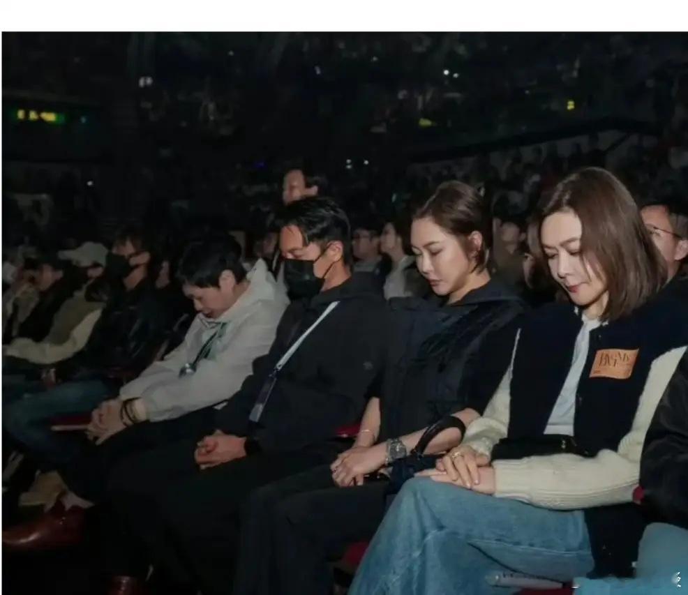 黎明取消了演唱会，莫文蔚取消了演唱会，只有杨千嬅演唱会如期举行！香港大埔火灾发生