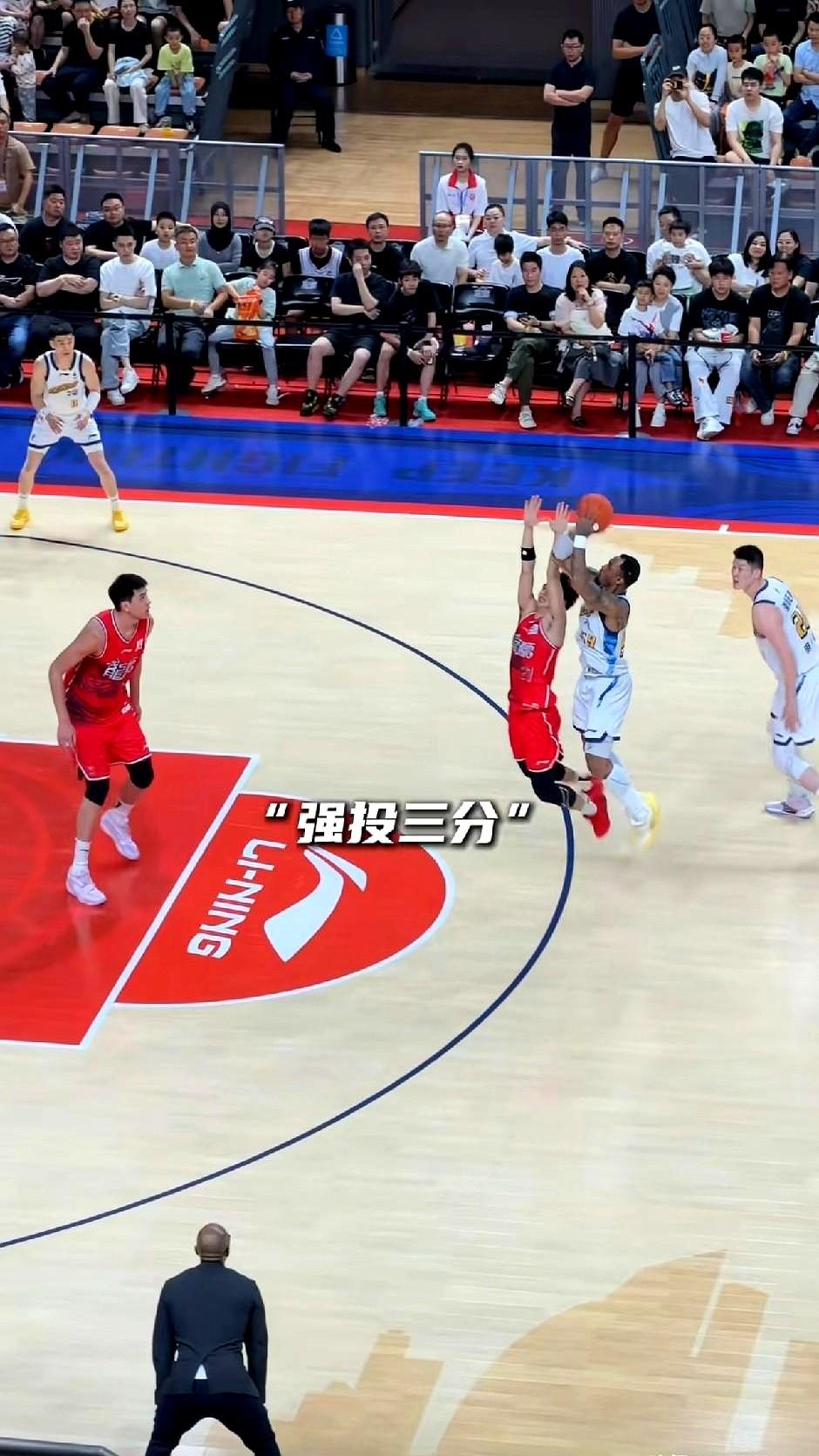 广厦这外援雷琼·塔克，简直是球场上的“炮弹”！看他持球突破，那速度真能一下过掉防