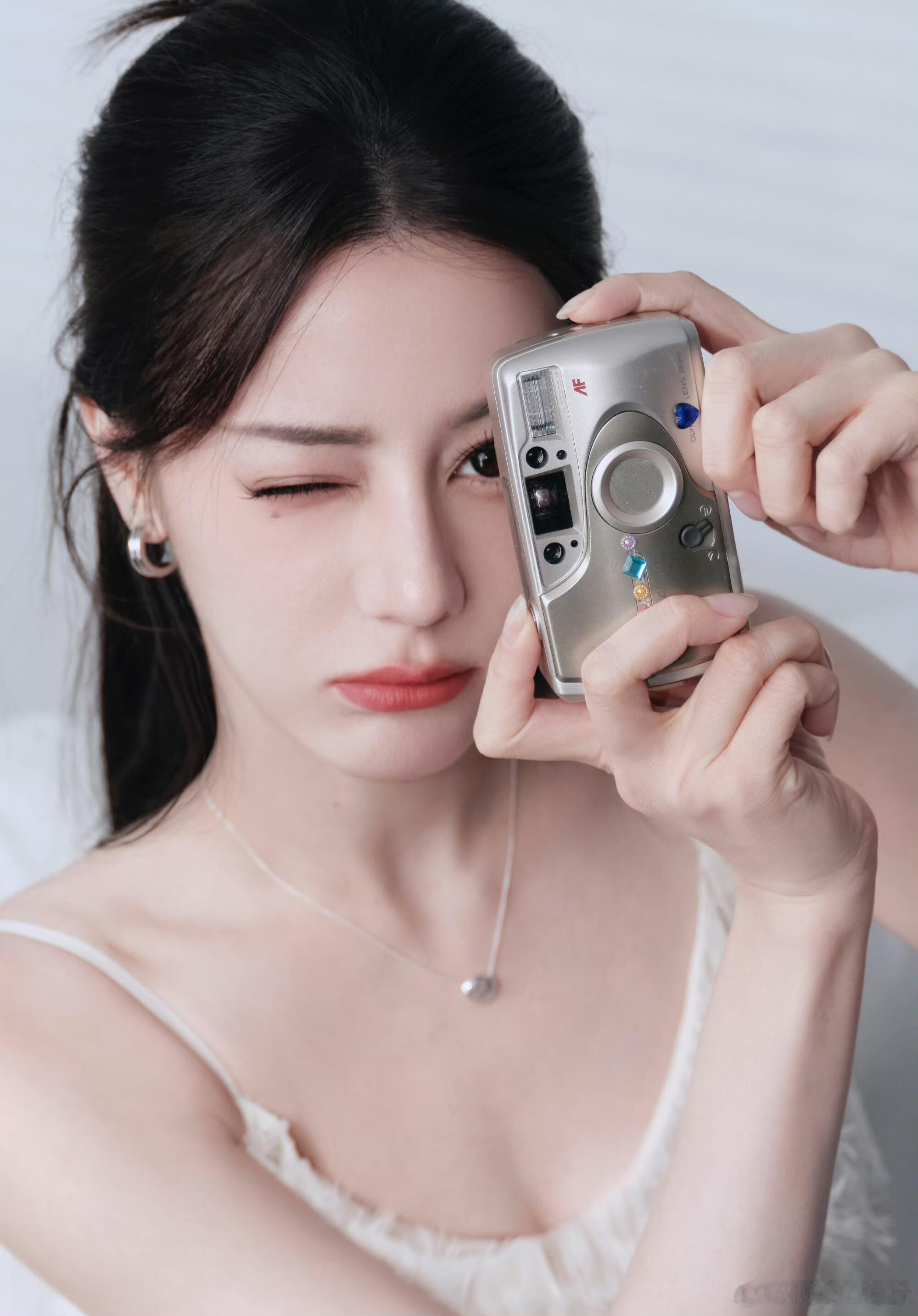 请欣赏来自迪丽热巴的超级高清版美貌​​​