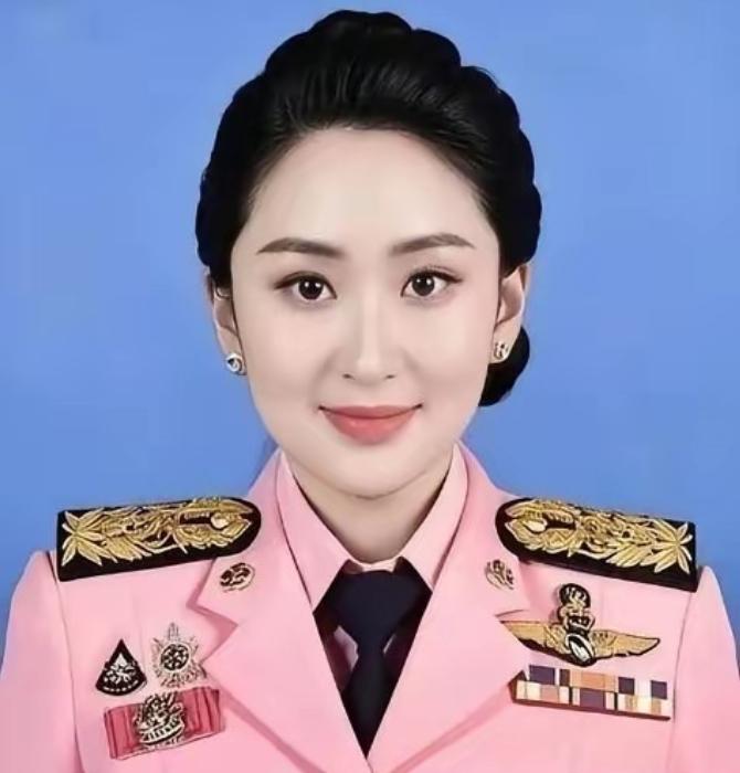 太暖心！泰国总理首次访华，全程花式亲近中国，现场四句中文加油引爆全场泰国总理阿