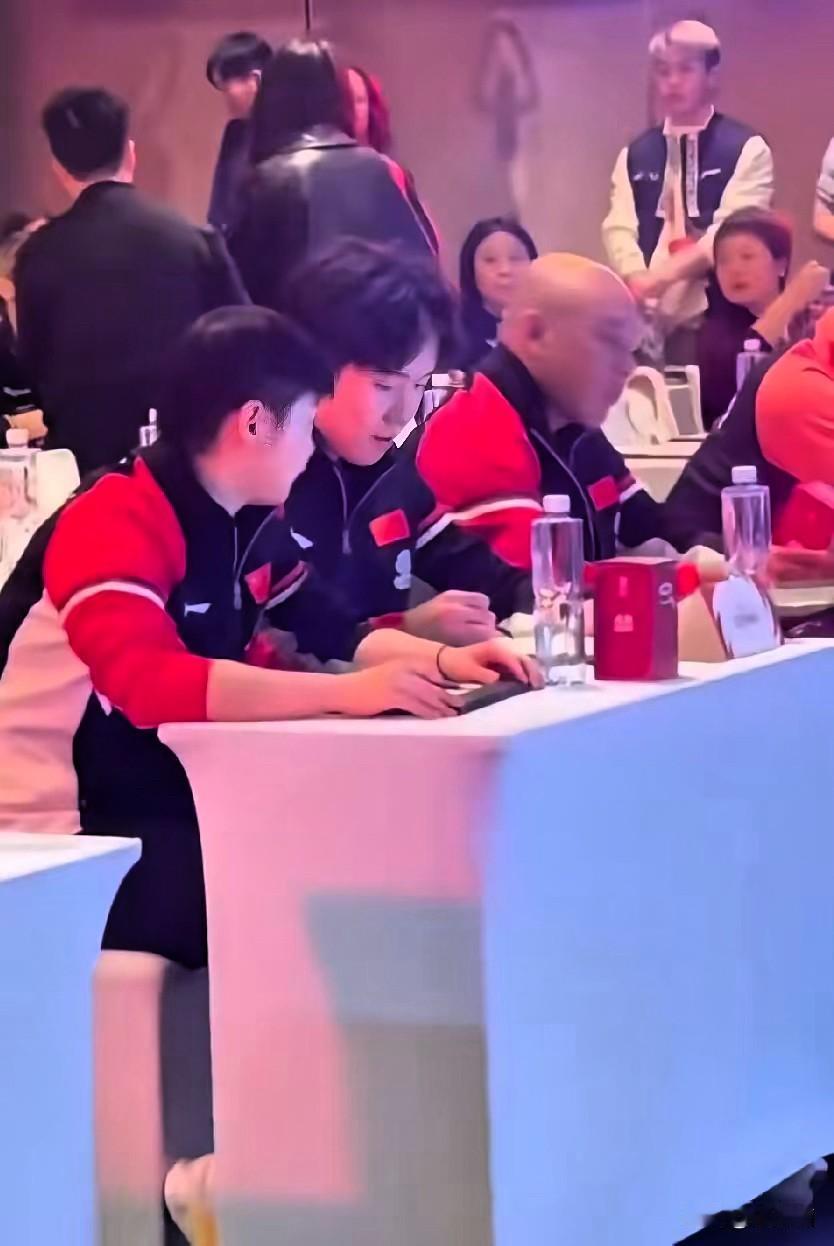 成都混团这波操作直接封神！亲眼看见孙颖莎径直走到王楚钦身边坐下的瞬间，手机都差