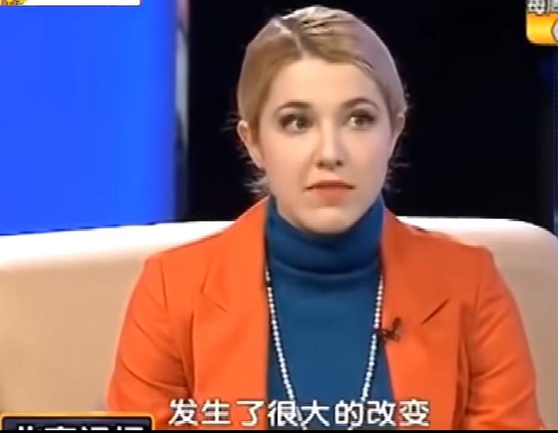 法国妹子当年要去中国学习中文的时候遭到父亲的劝阻。他说，中国是发展中国家，学中文