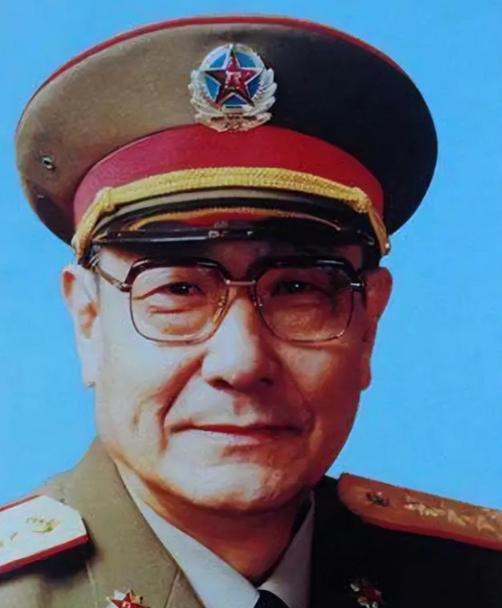 1948年，沈阳战俘营，一个16岁的国民党俘虏抹着眼泪，想领路费回家。一个解放军