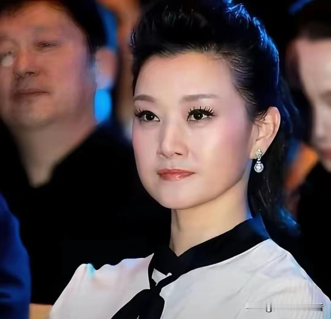 宋祖英的丈夫罗浩比她大11岁，不少人说两人看着像父女，觉得他配不上民歌天后。其实