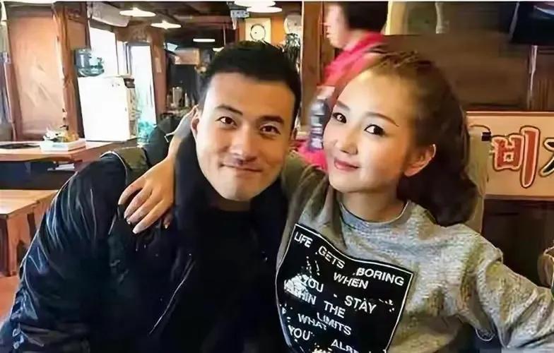 年入2000万哭穷！39岁何洁对比赫子铭，这性别双标太扎心！39岁何洁