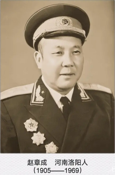 1952年冬天，上甘岭前线的坑道里，一门老式迫击炮正慢慢转动角度，赵章成蹲在地上