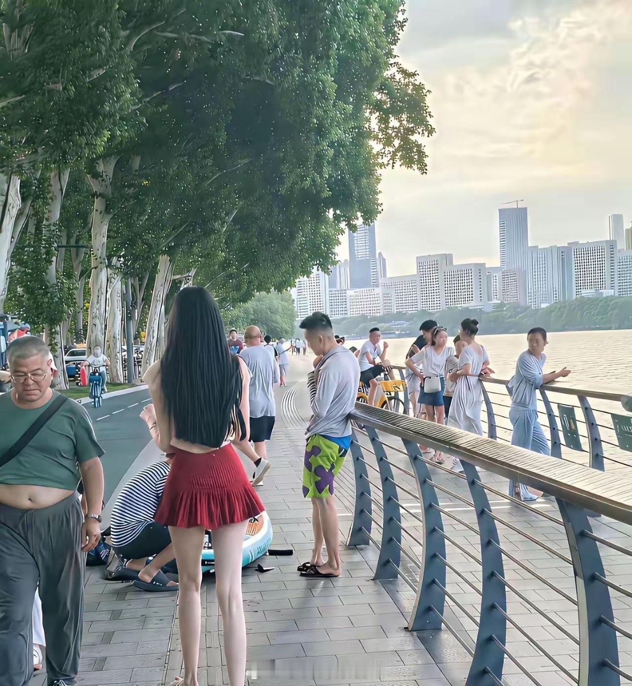 我每天都看美女，不是有别的想法，只是为了心情愉悦。