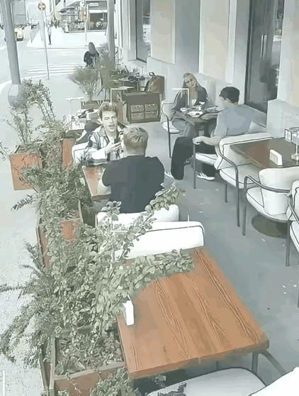 这样的男的太可怕了，还好小姐姐没有答应他的请求，要不然就麻烦了。