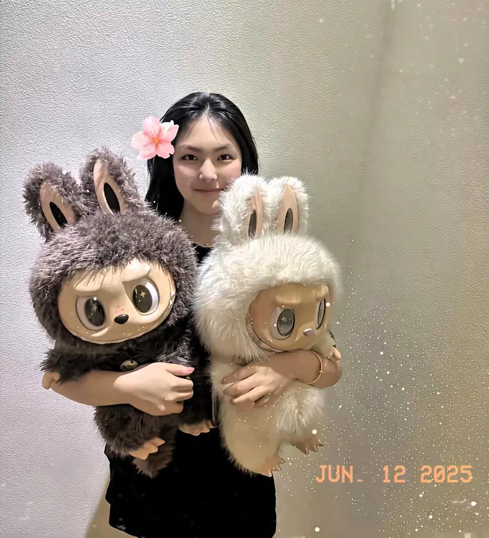 李湘又晒女儿王诗龄了,抱着两个超火的Labubu玩偶。Labubu玩偶是当前