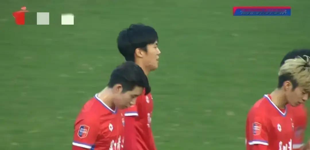 37岁老队长0射正省港杯揭幕战，香港联队上半场就被灌三球。平均年龄34岁的