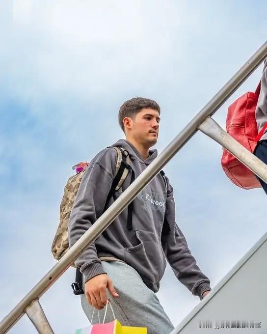 火箭超级球星申京真是太会说话了！今天申京在接受媒体采访时聊到了队友谢波德，他称赞