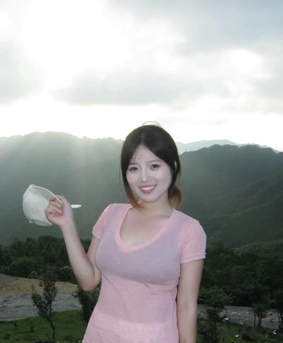 山顶风光，女孩独享攀过陡坡，汗水化作星光。云海翻涌，她静立峰顶，