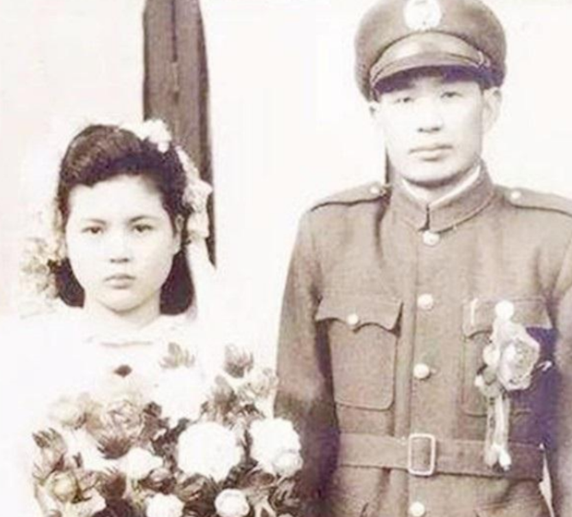 1945年，一名中国远征军连长娶了一名日本女战俘，两人婚后在重庆隐居。连长万万没