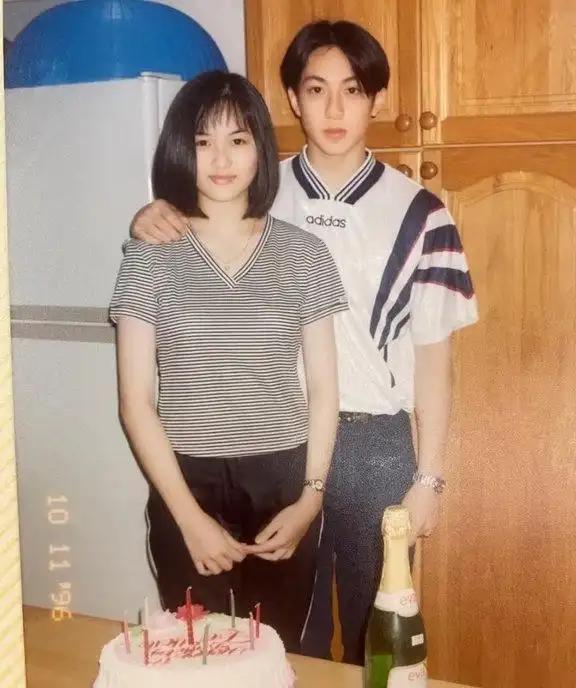 吴尊与老婆林丽吟古早合影，两人约在16岁的时候相识相恋，一起走过了超30个春秋。