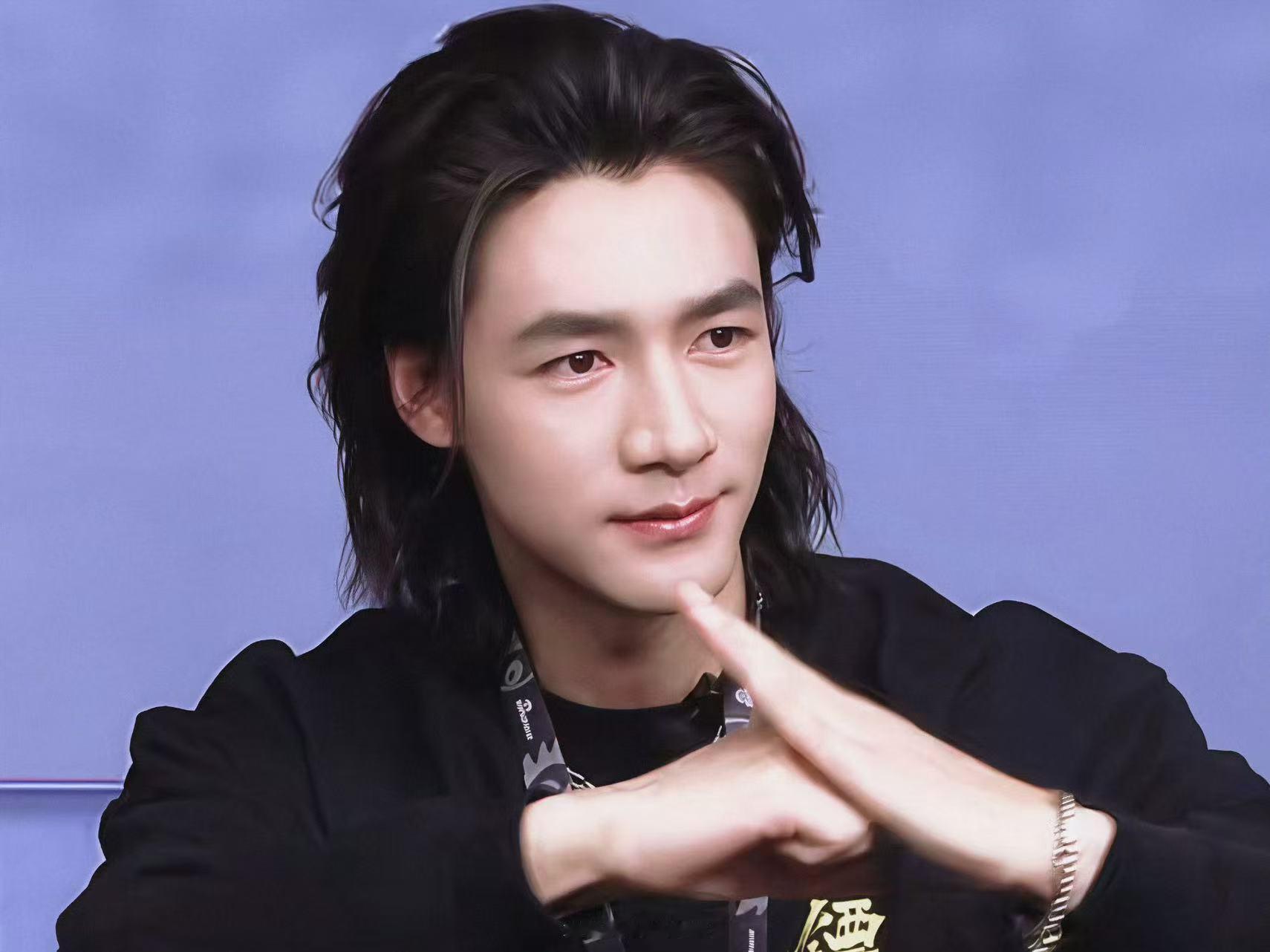 此沙被夸害羞了当大屏幕出现此沙的镜头，整个空间都充满赞叹声。而他本人却试图缩到