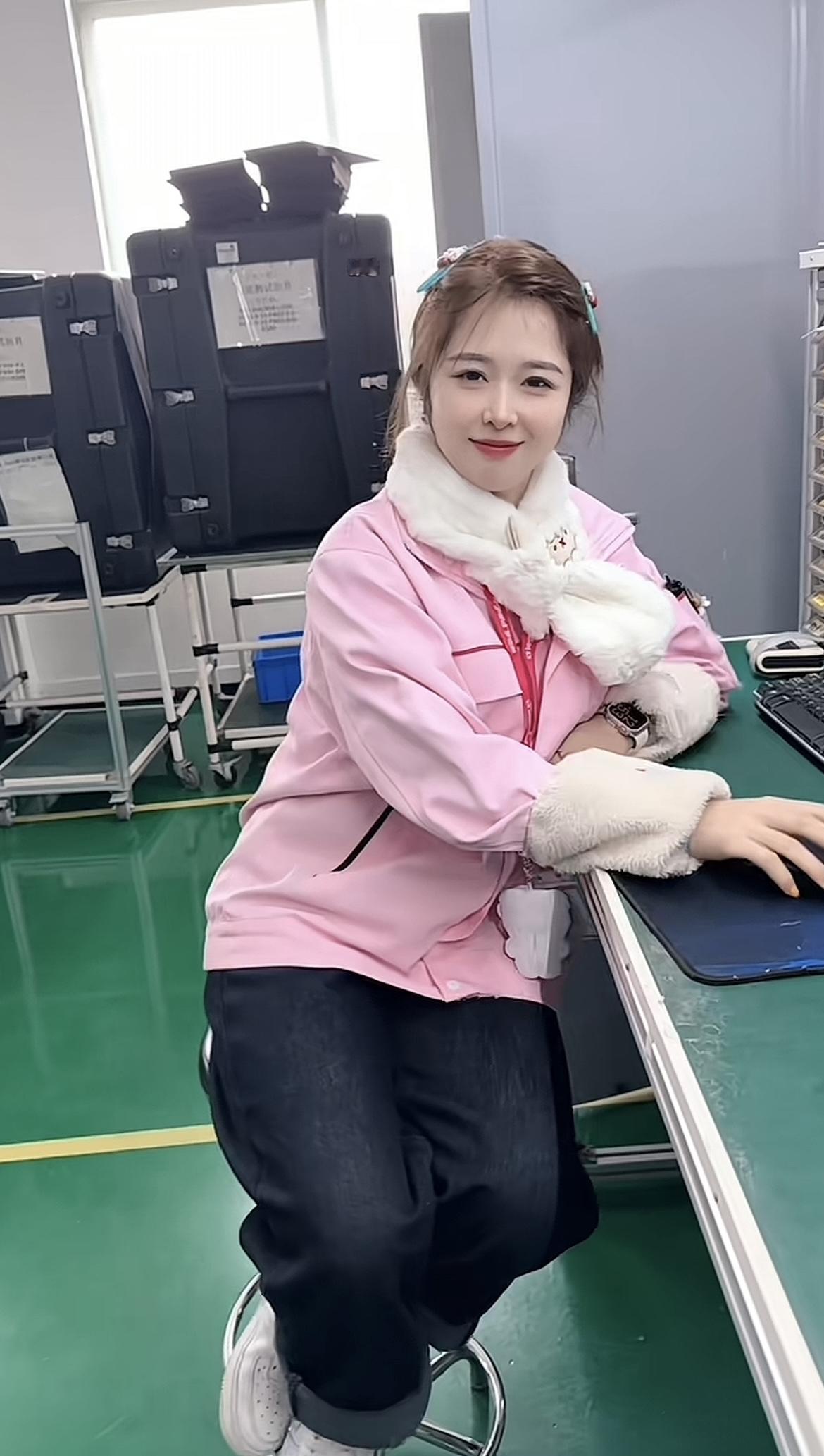 上班是牛马，下班是猫咪！