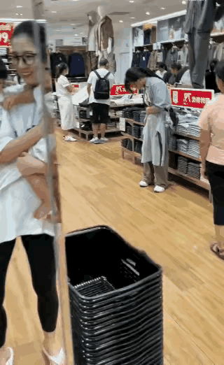 这个场景很熟，不知道在哪里看过。