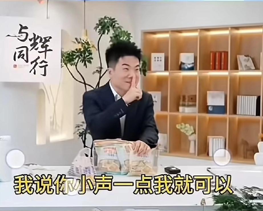 董宇辉真的是既暖心又可爱！他每次乘飞机的时候都会被空乘人员认出来，因为她们有乘