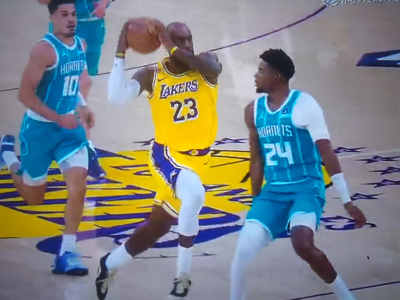 火箭和湖人谁更令人绝望？湖人主场117-135，惨败给黄蜂！