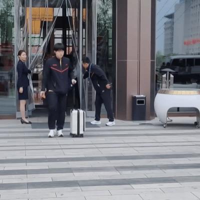 王楚钦开始乒超第一天！又开启了逛吃~哈哈哈笑死我了！头头今天又顺自助餐了[偷笑