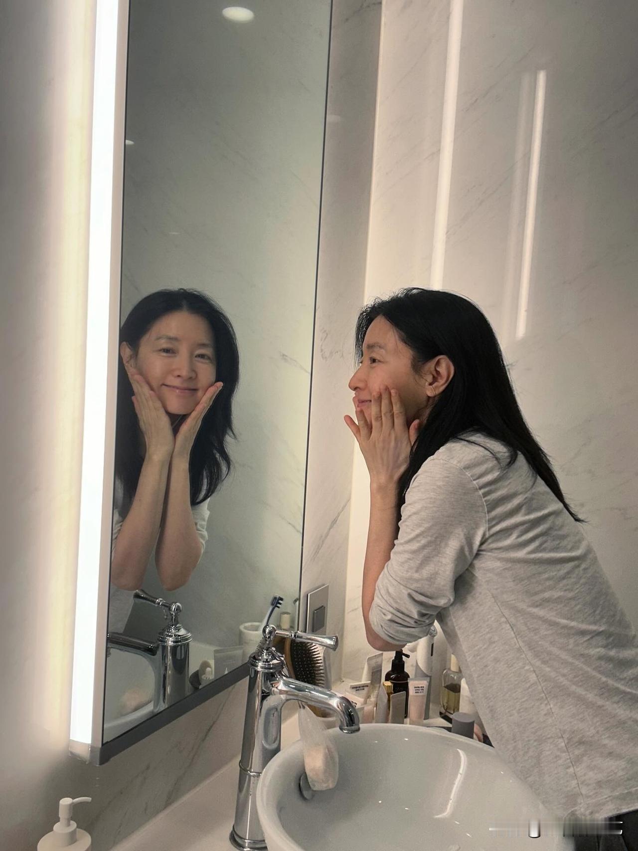 13日，演员李英爱在自己的Instagram上传了多张照片，并写道“我的护肤流程